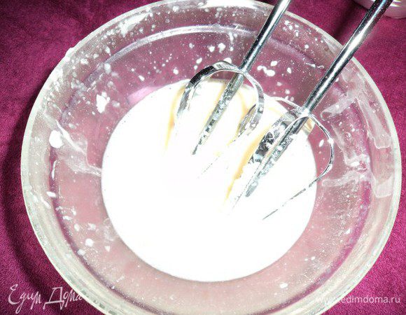 Взбейте миксером яйца вместе с молоком, солью и крахмалом. Дайте тесту постоять около 30 минут, затем взбейте ещё раз.