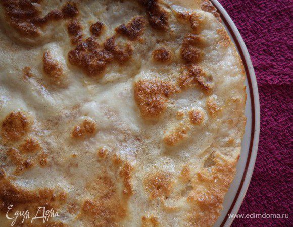 В сковороде растопите 1 ст.ложку сливочного масла, влейте 3 ст.ложки теста, распределив его по поверхности тонким слоем. Обжарьте блинчики с обеих сторон до румяной корочки. Не забывайте смазывать сковороду после каждой выпечки блина.