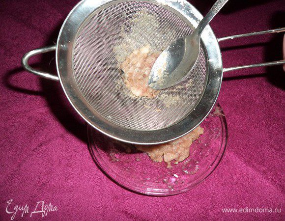 Для приготовления начинки сельдь протрите через сито, или мелко порубите.