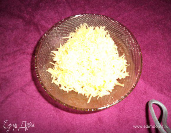 Сыр натрите на мелкой тёрке.