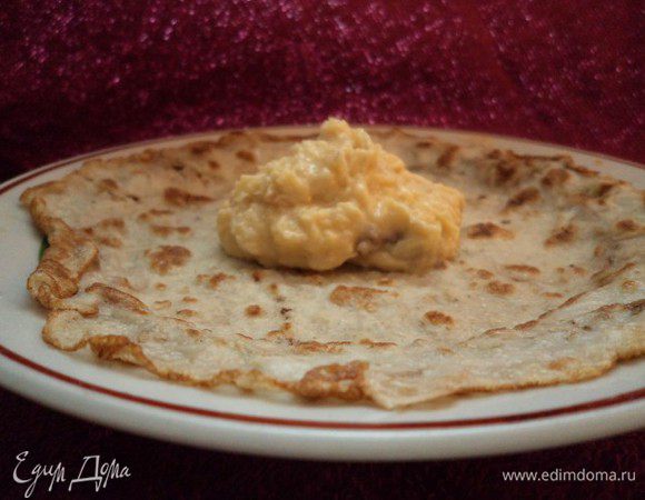 В каждый блинчик положите начинку.