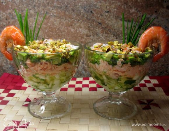 Салат "Пучина"
На 2 порции:
Лист салата,огурчика 4дольки,красная рыба 150гр.отварить(сёмга),
6шт.королевских креветок,укроп,петрушка,лук,подсолнечное масло,сок лимона,орешки фисташки.
1 слой:Режем соломкой лист салата,огурец,укроп...
2слой Отварная рыба,кусочками...
3слой Авокадо кубиками..
4слой режем креветки ,по одной оставить на украшение...
5слой делаем соус :укроп,петрушка,масло подсолнечное,сок лимона,соль-всё растираем в ступке и поливаем наш салат....
6слой посыпаем раскрошенными орешками фисташек...
Украшаем край салатника креветкой.