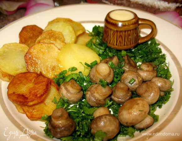 Картошка с грибами :
На 2порции: ; картошины,200гр шампиньонов,зелень...
Картошку чистим и обжариваем,солим.
Грибы моем,жарим и солим.
Можно промокнуть на салфетке от лишнего масла...
Разогреваем сливки и в них распускаем натёртый сыр.
Переливаем его в кружечку....