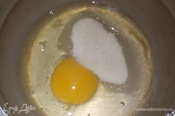 для блинов разбить яйцо,добавить соль и сахар