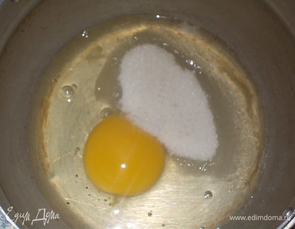 для блинов разбить яйцо,добавить соль и сахар