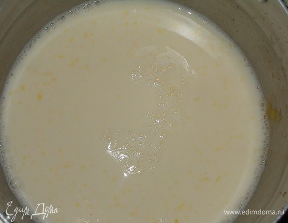 во взбитую яичную массу добавить стакан молока