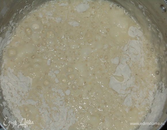 перемешать и постепенно добавить стакан муки