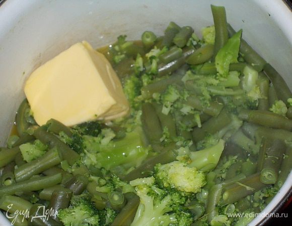 для паштета отварить в подсоленной воде фасоль и брокколи,слить воду и добавить сливочное масло,измельчить блендером