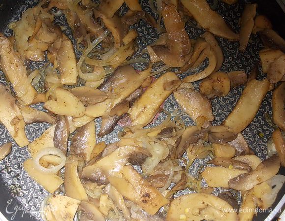 нарезанные грибы достать из банки и добавить на сковороду с луком