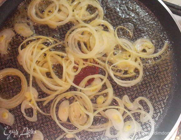 лук нарезать тонкими кольцами,обжарить,добавив перец и соль по вкусу