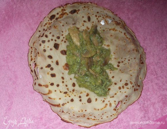 смешать овощную смесь с грибами и луком и начинить грибы