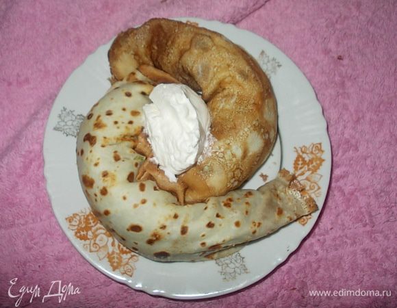 свернуть в трубочки и добавить сметану.