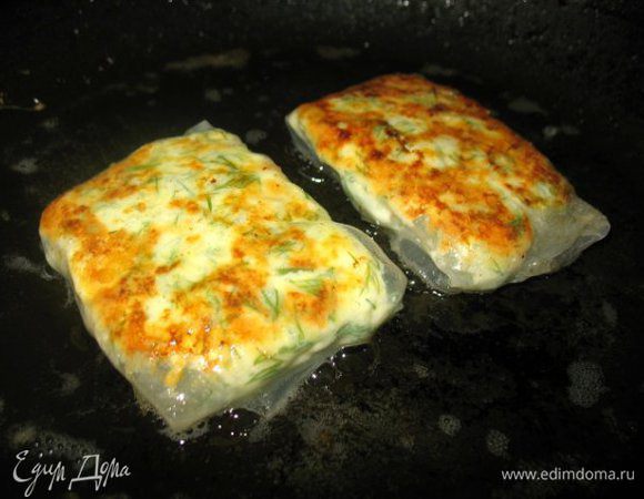 №2 ...перемешала и на рисовый лист.....завернула как блинчик...и на сковородку...с двух сторон обжариваем....