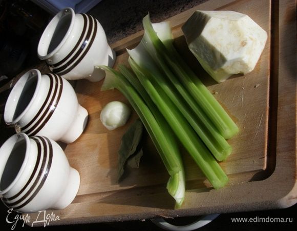 С внешних сторон стеблей сельдерея картофелечисткой удалим грубые волокна. С корня сельдерея снимем довольно большое количество кожуры, т.к. рядом с ней мякоть очень волокнистая. Лук очистим