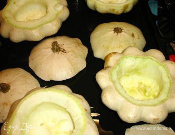 Патиссоны.Срезала крышку,очистила от сем.,в духовку ставим на 10-15мин.при 180гр.