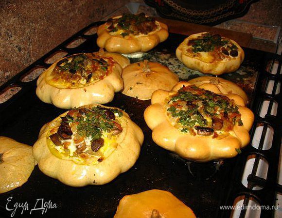 Заполняла обжаренными грибами,морковь,лук ,чеснок в дух. на10мин.Затем залила сливками и яйцом,зелень,в духовку до готовности.