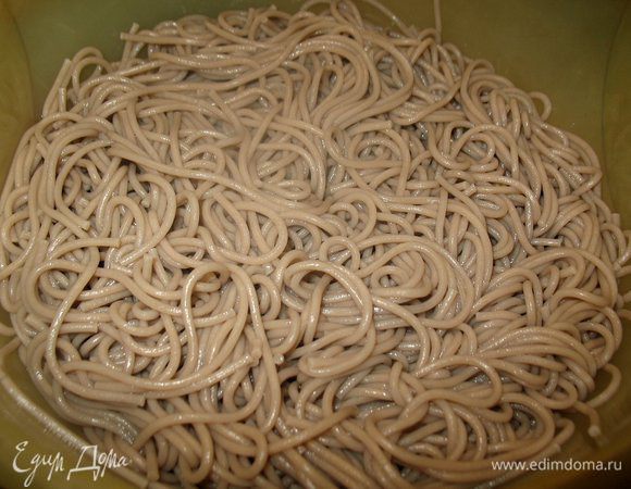 Готовим гречневую лапшу 10мин. Готова, на дуршлаг и промыть не горячей водой..