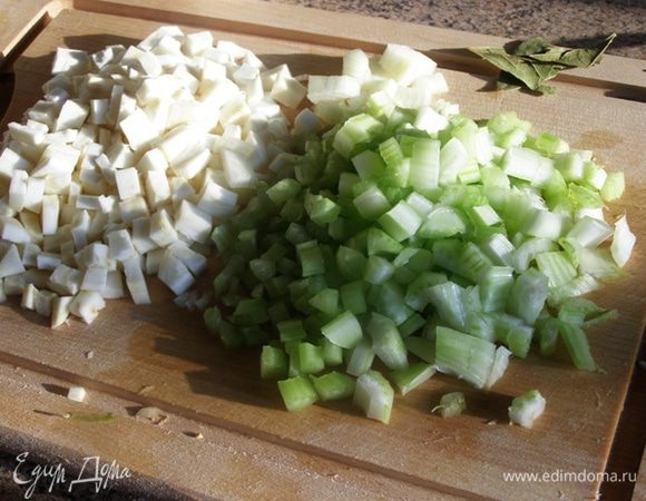 Сельдерей и лук порежем на кусочки