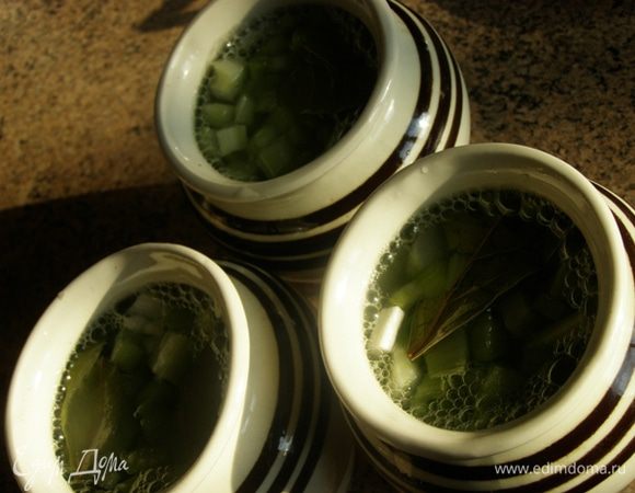 В горшочки выложим овощи и лавровый лист, зальем кипящим бульоном