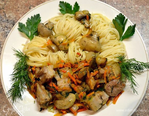 В это время отвариваем спагетти(всегда макаронные изделия варите в большем кол.воды) сливаем воду,я сливочное масло добавляю...
на вилку подхватываю немного спагетти и накручиваю их на неё...затем получившийся рулончик из спагетти выкладываем в тарелку,так повторить ещё пару раз,у нас получатся красиво уложенные спагетти.В спагетти добавляем наше мясо с грибами. Приятного Всем АППЕТИТА!!!!)