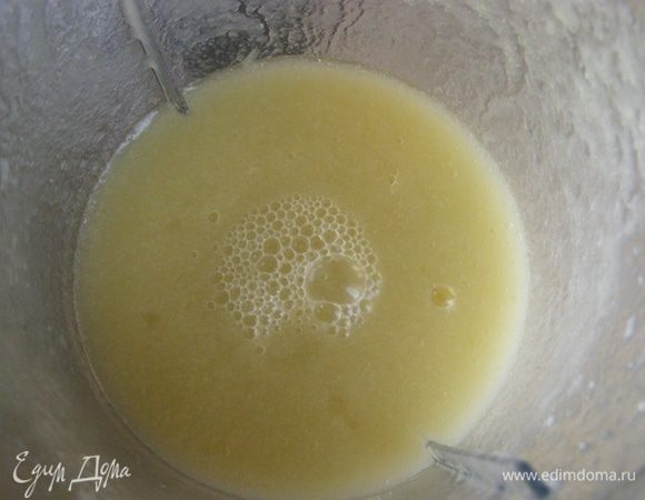 Через 3 часа достанем горшочки из духовки, немного остудим. С помощью блендера превратим содержимое в пюре