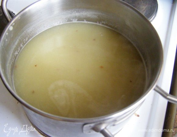 Протертую массу доведем до кипения. Посолим и поперчим