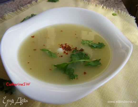 Наливаем ароматнейший суп в тарелки, добавляем сметану, йогурт или обжаренный чесночок..... Но подождите есть!))) Я уже достаю из печи хлебушек из сельдерея!)))