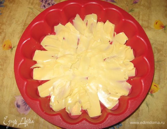 На дно формы кладем масло не очень толстым слоем.