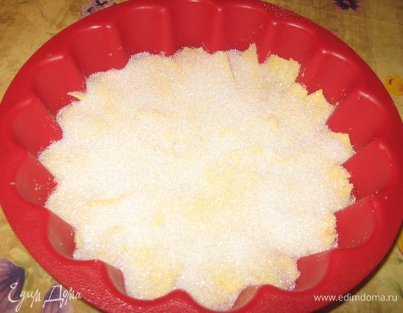 Засыпаем масло сахаром, кладем по вкусу, в зависимости от кислоты яблок и собственного желания.