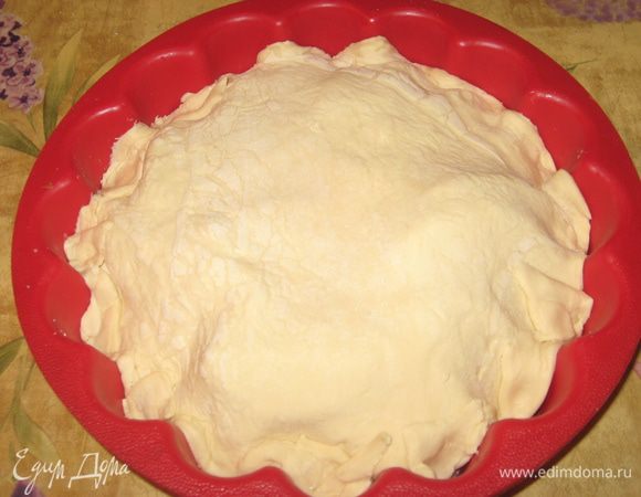 Закрываем сверху тестом, растягивая его руками до нужного размера.
И в духовочку. при 180°С на 30-40 минут.