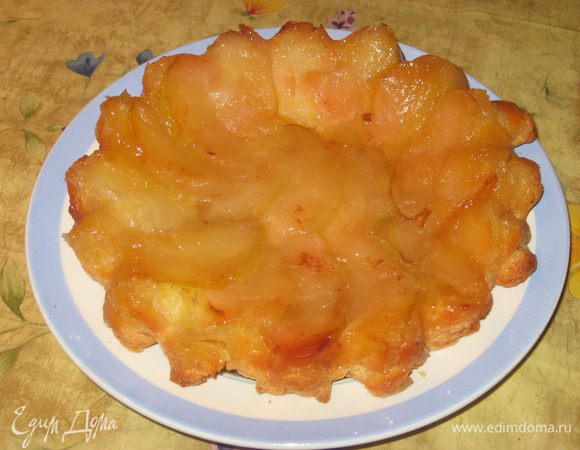 Наконец вынимаем пирог ,просто перевернув на тарелку. 
Приятного аппетита)