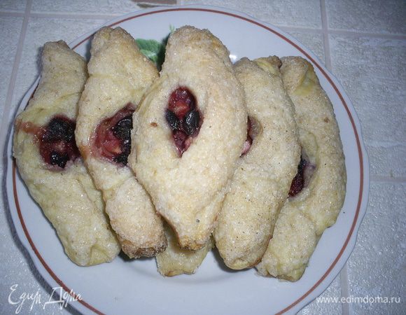 Выпекаем пирожки в горячей духовке (200 градусов) около 30 минут. Ориентируйтесь по своей духовке 6 дайте пирожкам подрумяниться, но не пересушите.
Выпекать пирожки лучше на пергаменте, снимать горячими!