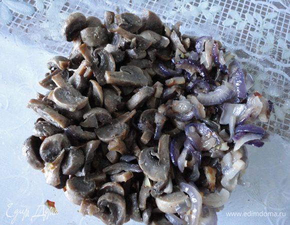 Провариваем грибы 10мин.,остуживаем,режим крупной соломкой и обжариваем на слив.масле присолив и поперчив.