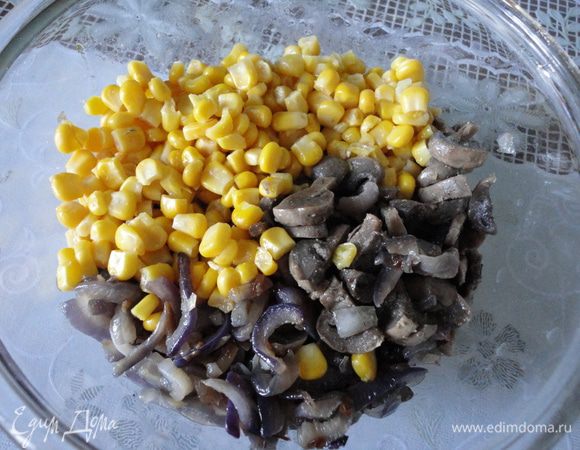 Режим лук полукольцами и обжариваем на подсол.масле до прозрачности.