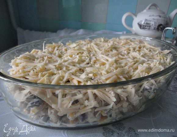 Смешиваем готовое филе,грибы,лук,кукурузу без сока с майонезом и выкладываем в огнеупорное блюдо с бортиком.Верх присыпаем тертым сыром и отправляем в духовку до расплавления сыра на 15-20мин.Салат готов.Приятного аппетита!