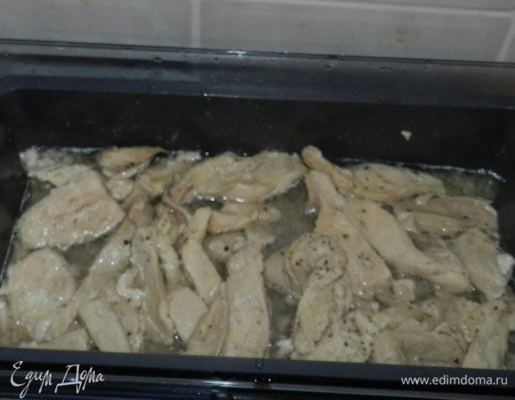 Грудку без кожи и костей порезать на небольшие кусочки, положить в любую посуду и поставить в пароварку на 27 мин