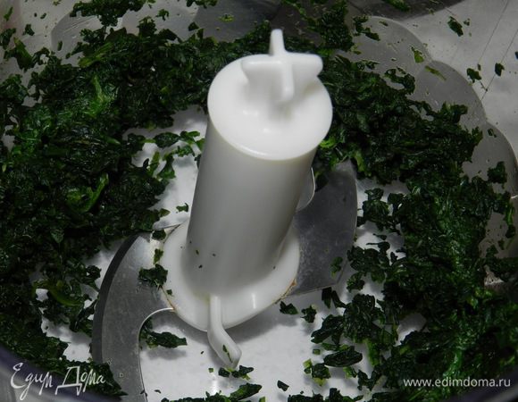 Шпинат положить в кипящую воду и варить 2 мин. Выложить в дуршлаг, дать немного остыть, отжать, прокрутить в блендере или мясорубке. Отставить в сторону