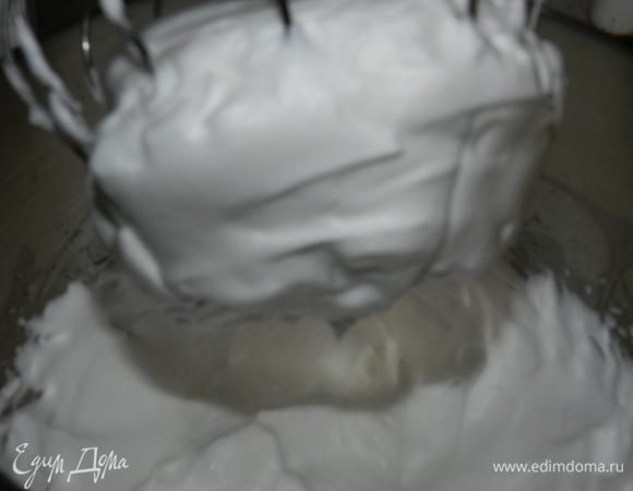 Отделить белки от желтков. Белки взбить в крепкую пену, отложить в сторону