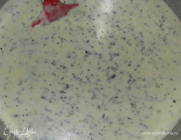 Яйца растереть с сахаром, добавить муку, молоко. Все тщательно перемешать. Если получились комочки, то тесто можно процедить через сито. Добавить масло растительное, тщательно перемешать, добавить масло сливочное, снова тщательно перемешать. Добавить шпинат, базилик. Должно получиться такое тесто