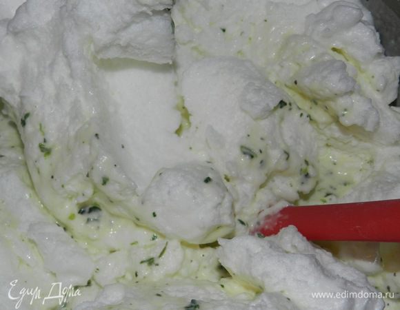 Вводим взбитые белки, перемешиваем снизу вверх