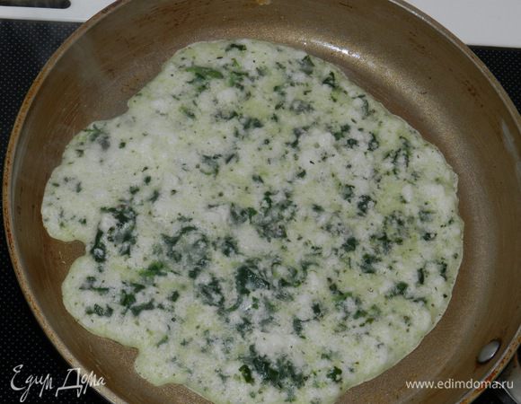 Раскаленную сковороду смазываем растительным маслом только в первый раз. Выпекаем блины с двух сторон