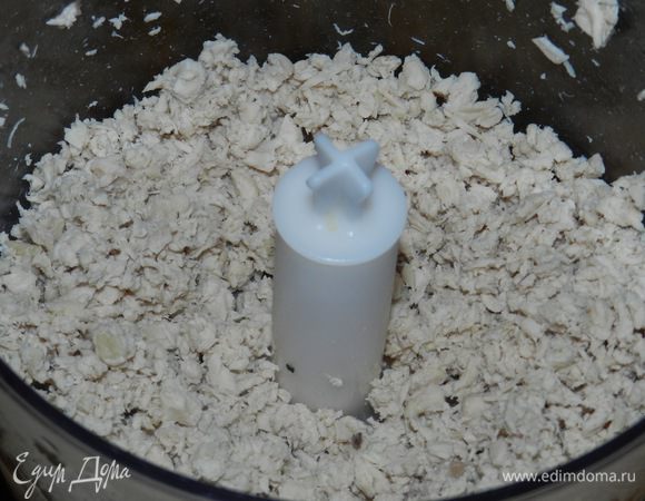 Пропаренную куриную грудку  измельчаем