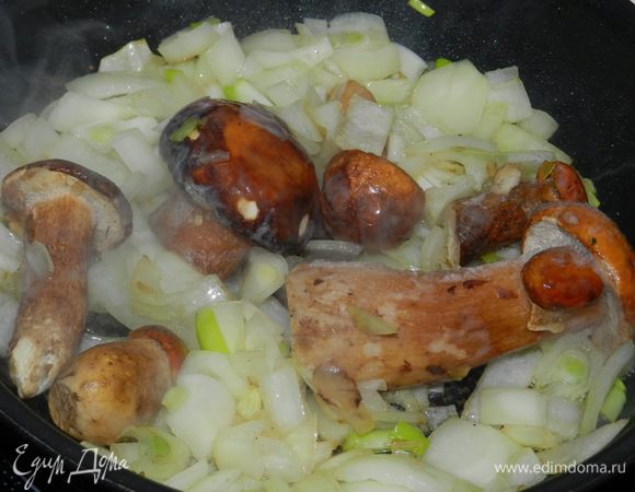 Лук режем в произвольными кусочками, грибы не размораживаем, отправляем на разогретую сковороду со сливочным маслом. жарим примерно 5 мин