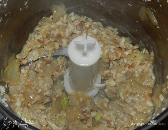 Измельчаем грибную смесь в блендере