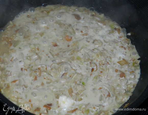 Выкладываем снова на сковороду. Добавляем сливки, жарим еще пару-тройку минут. Сливки не должны выпариться до конца.