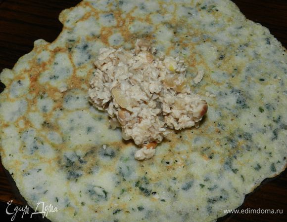 Полученную смесь соединяем с куриной грудкой. Теперь можно посолить, поперчить по вашему вкусу. Начинку кладем на середину блина.