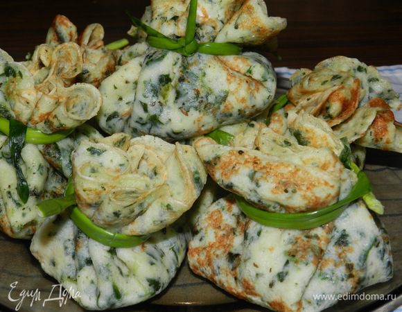 Собираем в середине, завязываем пером от зеленого лука. Подавать можно со сметаной, зеленью, овощами. Муж был сильно голодный и красивого украшения не дождался(
