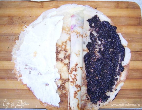 На нижний блин слева выкладываем творожную начинку, справа - маковую. 