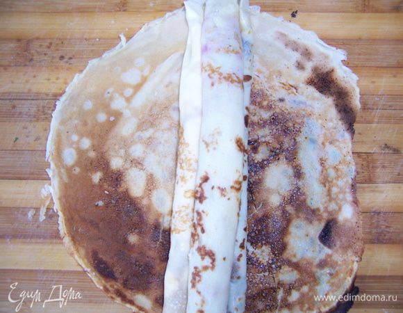 Сворачиваем каждую сторону в трубочку по направлению к центру. В результате получится три "рулета". Оборачиваем нижним блином всю эту "композицию". Блинчик готов!