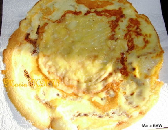 Взбить венчиком яйца с щепоткой соли, добавить ванильный и обычный сахар. Постепенно вливая смесь из молока и воды, подсыпать муку, тщательно вымешивая. Пока не получится тесто, как жидковатая сметана.
Выпекаем блины на сковороде, предварительно смазывая ее раст. маслом. Выкладываем на бумажную салфетку.